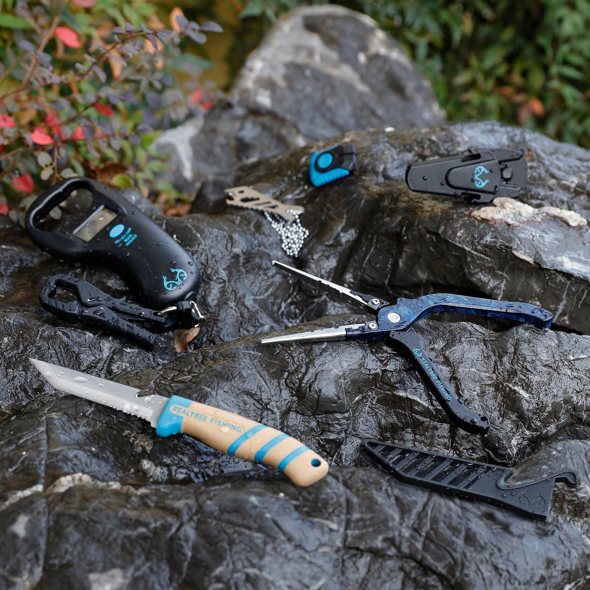 Realtree 7 Piece Angler's Collection Fishing Kit with Stainless Steel Blade and Scale - Trendyxmart